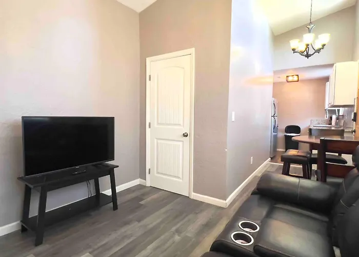 Gorgeous Remodeled 2 Bedroom Holiday home *