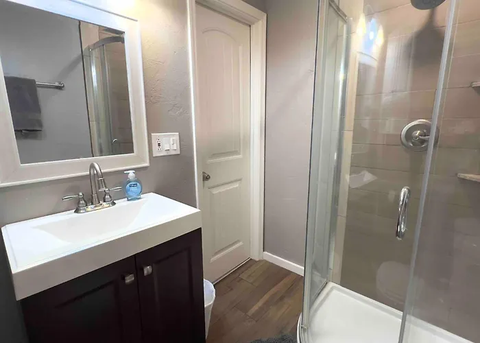 Gorgeous Remodeled 2 Bedroom *
