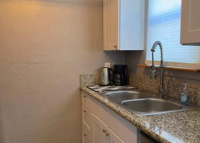 Gorgeous Remodeled 2 Bedroom Holiday home *